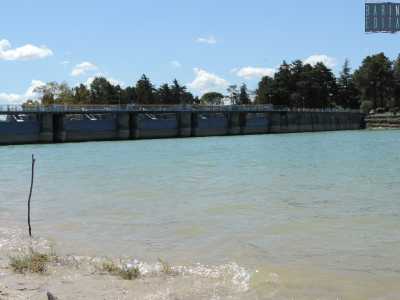 Arriviamo infine davanti al lago. Si estende per 8 km quadrati ed � segnato dall�invaso alto 38 metri...